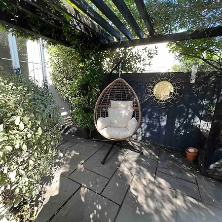 Private Garden Oasis In Apartment Bristol