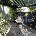 Private Garden Oasis In Appartamento Bristol