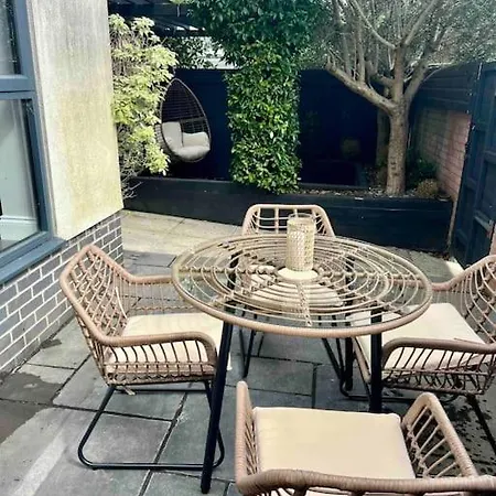 Private Garden Oasis In Apartman Bristol