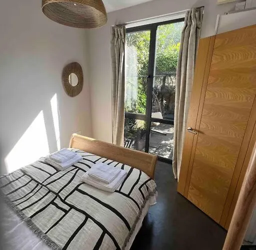 Апартаменти Private Garden Oasis In *