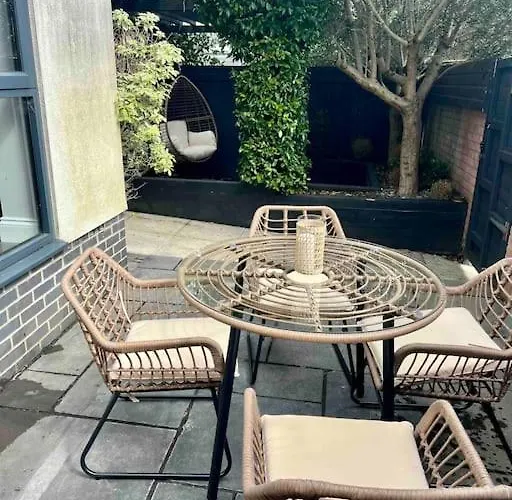 Private Garden Oasis In Apartamento Bristol