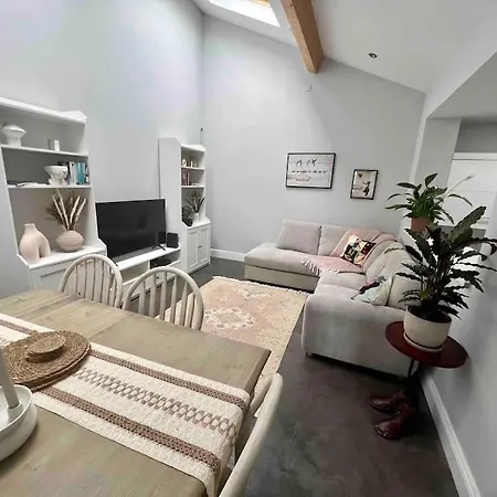 דירה Private Garden Oasis In